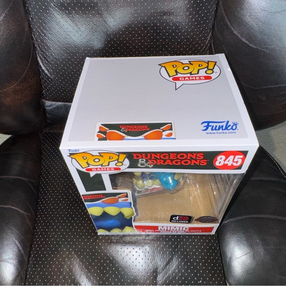 Gamestop Exclusive Funko POP! and Die: Dungeons and Dragons Mimic 6-inch D20 - Picture 7 of 9